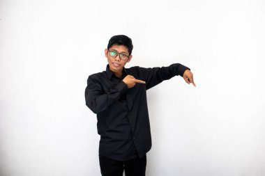 Beyaz fotokopi alanını gösteren neşeli Asyalı genç adam.