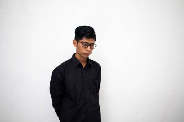 Asyalı adamın durumu hakkında kafası karışık.