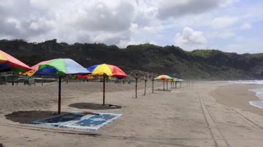 Deniz kıyısında renkli şemsiyeler 