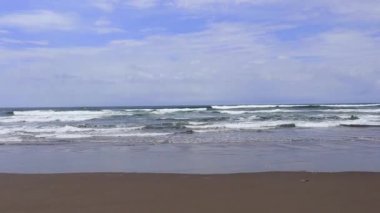 Deniz dalgaları tropik sahillerin kumlu sahillerini yıkıyor.