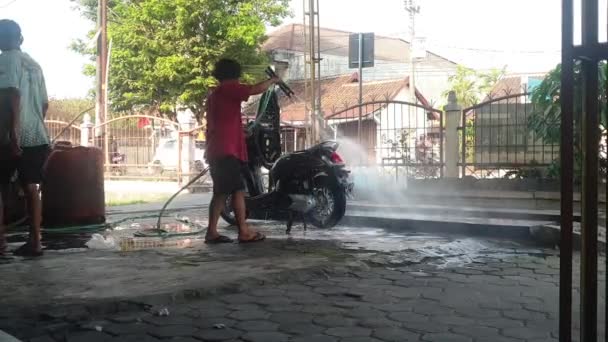 Yogyakarta Indonesia November 2023 Seorang Pria Mencuci Sepeda Motor Menggunakan — Stok Video