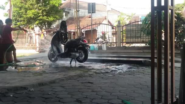 Yogyakarta Indonesien November 2023 Man Tvättar Motorcykel Med Tvålskum — Stockvideo