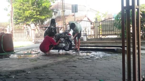 Yogyakarta Ινδονησία Νοεμβρίου 2023 Ένας Άνδρας Πλένει Μια Μοτοσικλέτα Χρησιμοποιώντας — Αρχείο Βίντεο