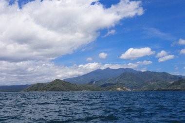 Dağlı ve manzaralı Pahawang sahilinin deniz manzarası.