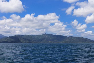 Dağlı ve manzaralı Pahawang sahilinin deniz manzarası.