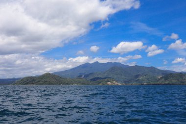 Dağlı ve manzaralı Pahawang sahilinin deniz manzarası.