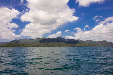 Dağlı ve manzaralı Pahawang sahilinin deniz manzarası.