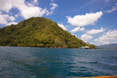 Dağlı ve manzaralı Pahawang sahilinin deniz manzarası.