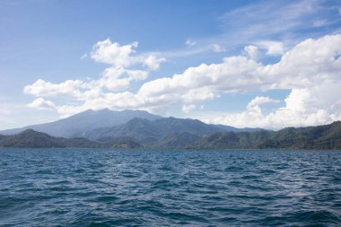 Dağlı ve manzaralı Pahawang sahilinin deniz manzarası.