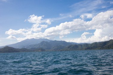 Dağlı ve manzaralı Pahawang sahilinin deniz manzarası.
