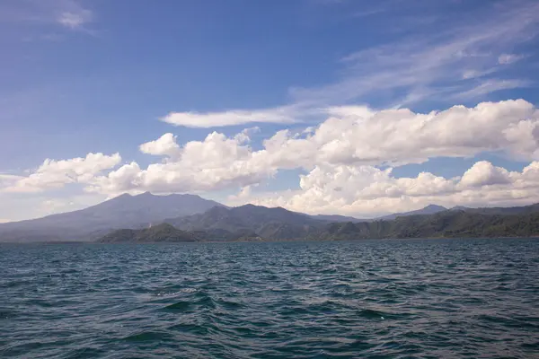 Widok Morze Plaży Pahawang Górami Malowniczym Niebem Obrazek Stockowy