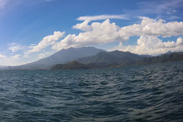 Widok Morze Plaży Pahawang Górami Malowniczym Niebem Efekt Oka Ryby Obrazek Stockowy