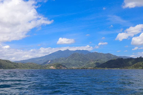 有高山和风景的帕哈旺海滩海景 免版税图库照片