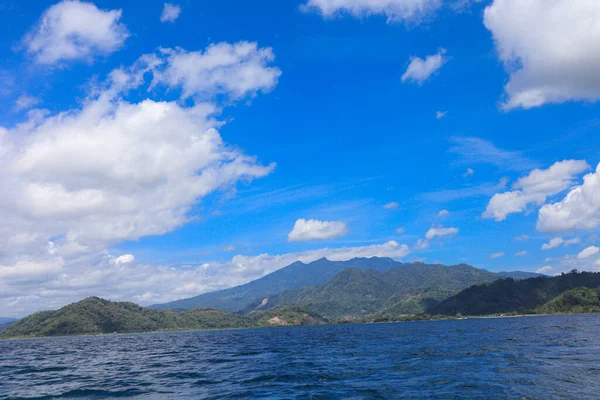 有高山和风景的帕哈旺海滩海景 免版税图库图片