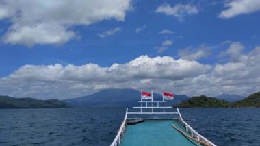 Pesawaran, Lampung, Endonezya 'daki Pahawang adası yakınlarında yelkenli üzerinde Endonezya bayrakları.