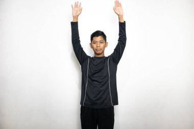 Siyah elbiseli duygusal Asyalı adam beyaz stüdyo arka planında poz veriyor. 