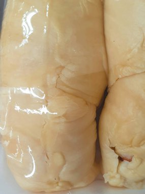 İki popolu şeffaf paket, yakın görünüm 