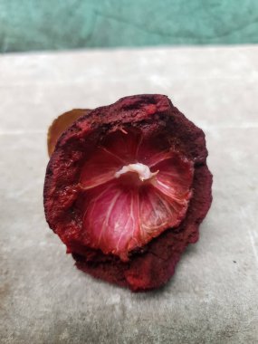 Mangosteen ve enine kesitler, mangosteen meyvelerinin kraliçesinin kalın mor derisini ve beyaz etini gösteriyor. Lezzetli mangosteen meyvesi yakın plan.
