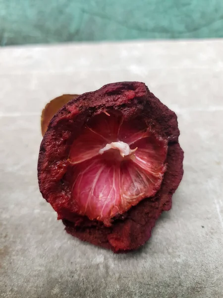 Mangosteen ve enine kesitler, mangosteen meyvelerinin kraliçesinin kalın mor derisini ve beyaz etini gösteriyor. Lezzetli mangosteen meyvesi yakın plan.