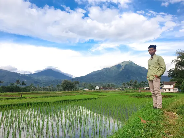 Pria Asia Dengan Berdiri Padang Rumput Hijau Langit Berawan Latar Stok Gambar