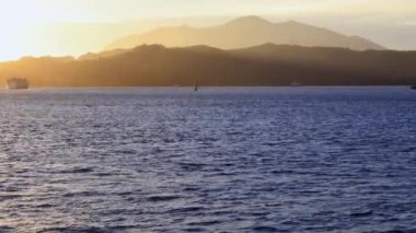 Denizin üzerinde güzel bir gün batımı