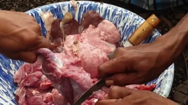 Eti bıçakla kesen adamları yakından izleyin.