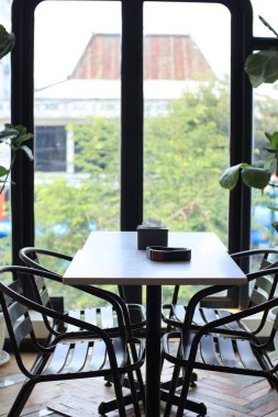 Sandalyeli kahve masası.