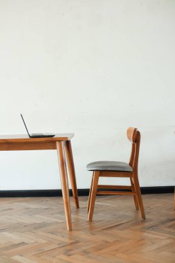 İçerideki ahşap masada dizüstü bilgisayar. 