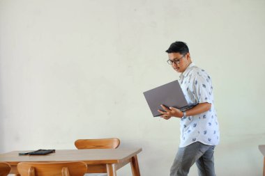 Bilgisayarlı genç adam ofiste çalışacak.