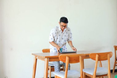 Bilgisayarlı genç adam ofiste çalışacak.