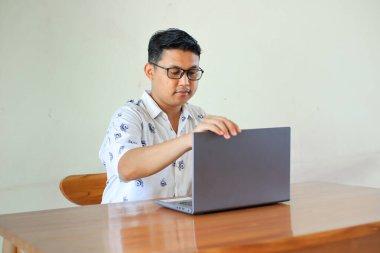 Ofisteki bilgisayarlı genç adam.