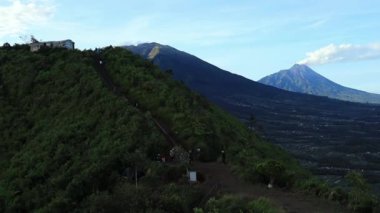 Volkanik patlamadan dolayı yoğun beyaz duman çıkaran Merapi Dağı manzarası