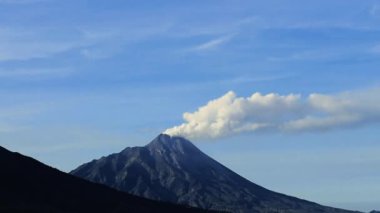 Volkanik patlamadan dolayı yoğun beyaz duman çıkaran Merapi Dağı manzarası