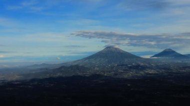 Güneşli bir sabahta Merbabu Dağı 'nın güzel manzarası