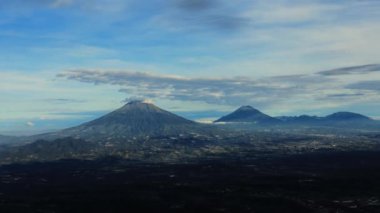 Güneşli bir sabahta Merbabu Dağı 'nın güzel manzarası