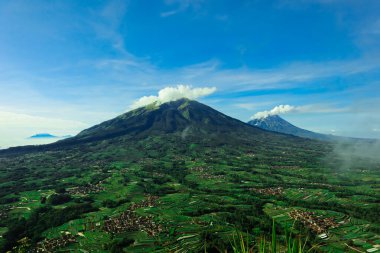 Dağlarla nefes kesici bir manzara ve sabahları gökyüzünde güzel bulutlar.                                  