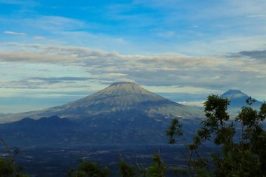 Dağlarla nefes kesici bir manzara ve sabahları gökyüzünde güzel bulutlar.                                  