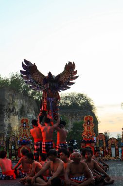 Bali, Endonezya - 17 Temmuz 2024: Kecak Dance, Garuda Wisnu Kencana (GWK) sitesinde sunulan Ramayana hikayesinin yer aldığı büyüleyici bir geleneksel Bali sanat performansıdır..