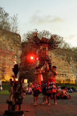 Bali, Endonezya - 17 Temmuz 2024: Kecak Dance, Garuda Wisnu Kencana (GWK) sitesinde sunulan Ramayana hikayesinin yer aldığı büyüleyici bir geleneksel Bali sanat performansıdır..