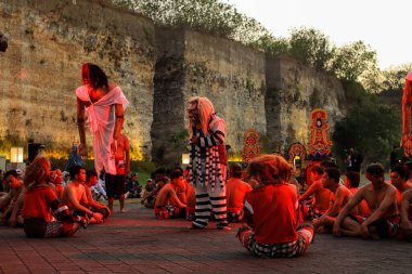 Bali, Endonezya - 17 Temmuz 2024: Kecak Dance, Garuda Wisnu Kencana (GWK) sitesinde sunulan Ramayana hikayesinin yer aldığı büyüleyici bir geleneksel Bali sanat performansıdır..