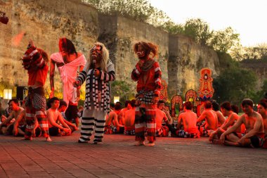 Bali, Endonezya - 17 Temmuz 2024: Kecak Dance, Garuda Wisnu Kencana (GWK) sitesinde sunulan Ramayana hikayesinin yer aldığı büyüleyici bir geleneksel Bali sanat performansıdır..