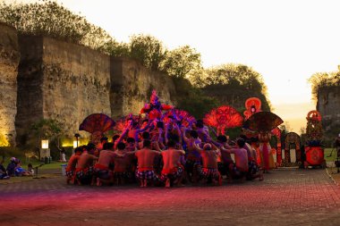 Bali, Endonezya - 17 Temmuz 2024: Kecak Dance, Garuda Wisnu Kencana (GWK) sitesinde sunulan Ramayana hikayesinin yer aldığı büyüleyici bir geleneksel Bali sanat performansıdır..