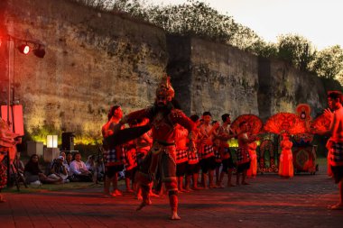 Bali, Endonezya - 17 Temmuz 2024: Kecak Dance, Garuda Wisnu Kencana (GWK) sitesinde sunulan Ramayana hikayesinin yer aldığı büyüleyici bir geleneksel Bali sanat performansıdır..