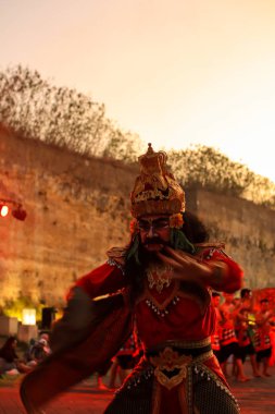 Bali, Endonezya - 17 Temmuz 2024: Kecak Dance, Garuda Wisnu Kencana (GWK) sitesinde sunulan Ramayana hikayesinin yer aldığı büyüleyici bir geleneksel Bali sanat performansıdır..