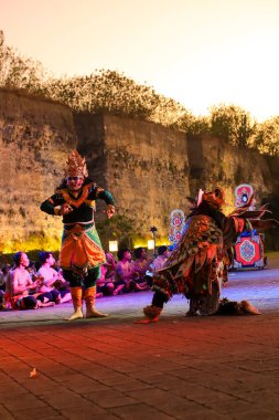 Bali, Endonezya - 17 Temmuz 2024: Kecak Dance, Garuda Wisnu Kencana (GWK) sitesinde sunulan Ramayana hikayesinin yer aldığı büyüleyici bir geleneksel Bali sanat performansıdır..