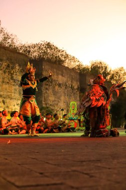 Bali, Endonezya - 17 Temmuz 2024: Kecak Dance, Garuda Wisnu Kencana (GWK) sitesinde sunulan Ramayana hikayesinin yer aldığı büyüleyici bir geleneksel Bali sanat performansıdır..