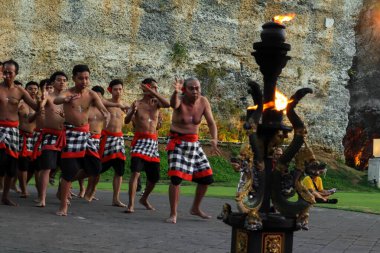 Bali, Endonezya - 17 Temmuz 2024: Kecak Dance, Garuda Wisnu Kencana (GWK) sitesinde sunulan Ramayana hikayesinin yer aldığı büyüleyici bir geleneksel Bali sanat performansıdır..