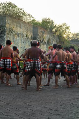 Bali, Endonezya - 17 Temmuz 2024: Kecak Dance, Garuda Wisnu Kencana (GWK) sitesinde sunulan Ramayana hikayesinin yer aldığı büyüleyici bir geleneksel Bali sanat performansıdır..
