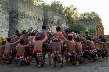 Bali, Endonezya - 17 Temmuz 2024: Kecak Dance, Garuda Wisnu Kencana (GWK) sitesinde sunulan Ramayana hikayesinin yer aldığı büyüleyici bir geleneksel Bali sanat performansıdır..