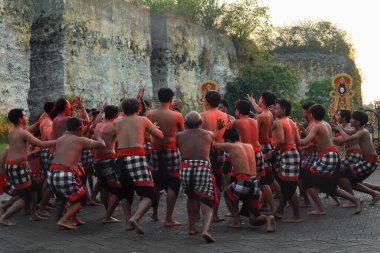 Bali, Endonezya - 17 Temmuz 2024: Kecak Dance, Garuda Wisnu Kencana (GWK) sitesinde sunulan Ramayana hikayesinin yer aldığı büyüleyici bir geleneksel Bali sanat performansıdır..